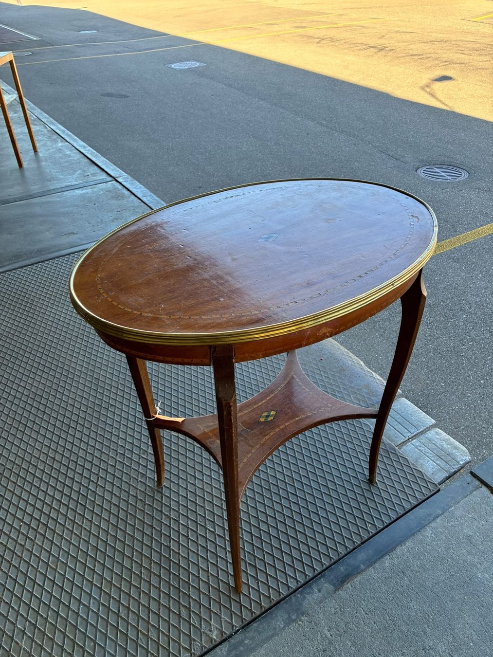 Tische: Ovaler Beistelltisch, Antik – Gebraucht aus Bern von Bed_and_Brocki
