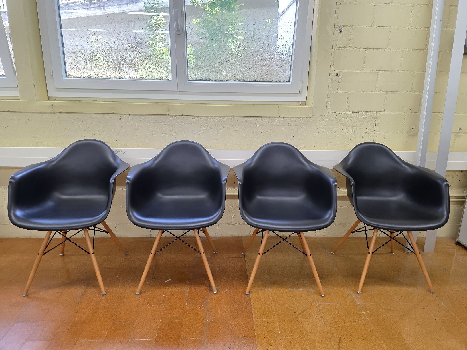 Vitra Chaises: Designer Stühle Eames Vitra DAW in schwarz – D'occasion à Lichtensteig par Polsterwerk