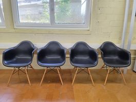 Designer Stühle Eames Vitra DAW in schwarz