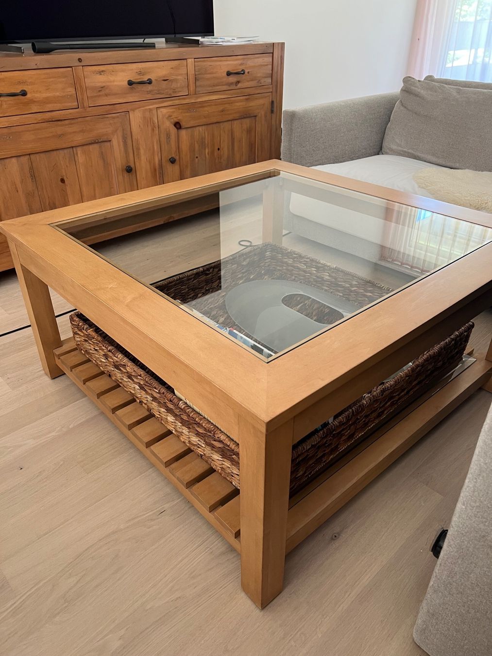 Tavoli: Couch Tisch mit Glasplatte Holz Korpus 100x100cm – Usato da Horgen venduto da jan_9xbp