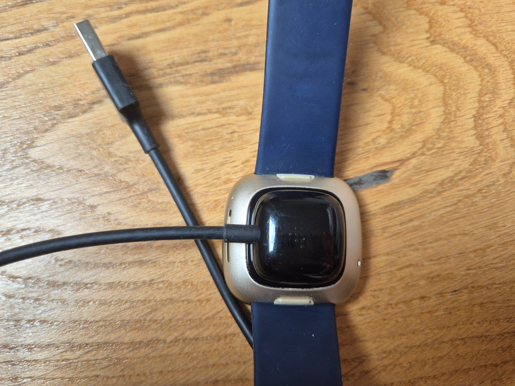 Fitbit Montres: Fitbit Versa 3 Smartwatch gold mit blauem Armband – D'occasion à Mollis par Kekie 4