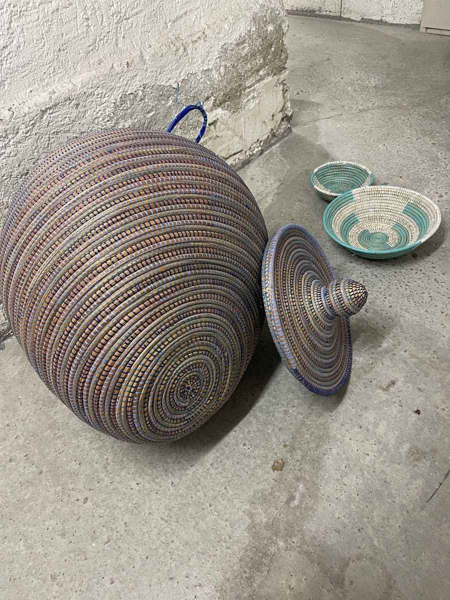 Tutte le decorazioni: Woven Basket with Lid and 2 Wall Plates – Nuovo (secondo la descrizione) da Genève venduto da DEBARR.AS 5