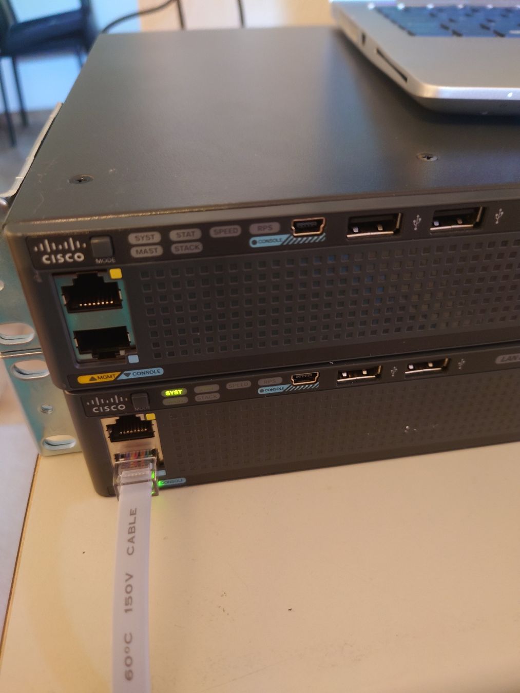 Cisco Hub & Switch: 2x Cisco Catalyst 2960-X Series Switch inkl. 4 GBics  – Usato da Dübendorf venduto da DCest