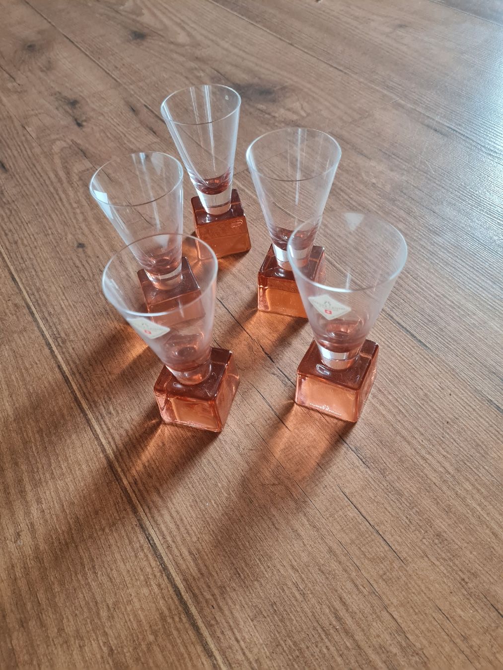 Bicchieri: Schnappgläsli mit quadratischem Glasfuss neuwertig – Nuovo (secondo la descrizione) da Münsingen venduto da Cuci31 1