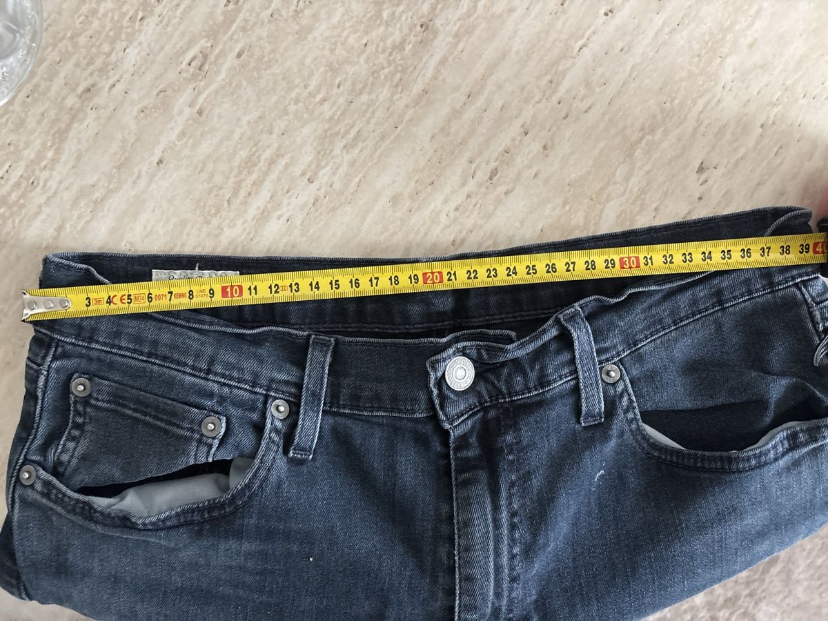 Levi's Jeans: Jean denim gris coupe slim – Usato da Prilly venduto da hei_5q56 5