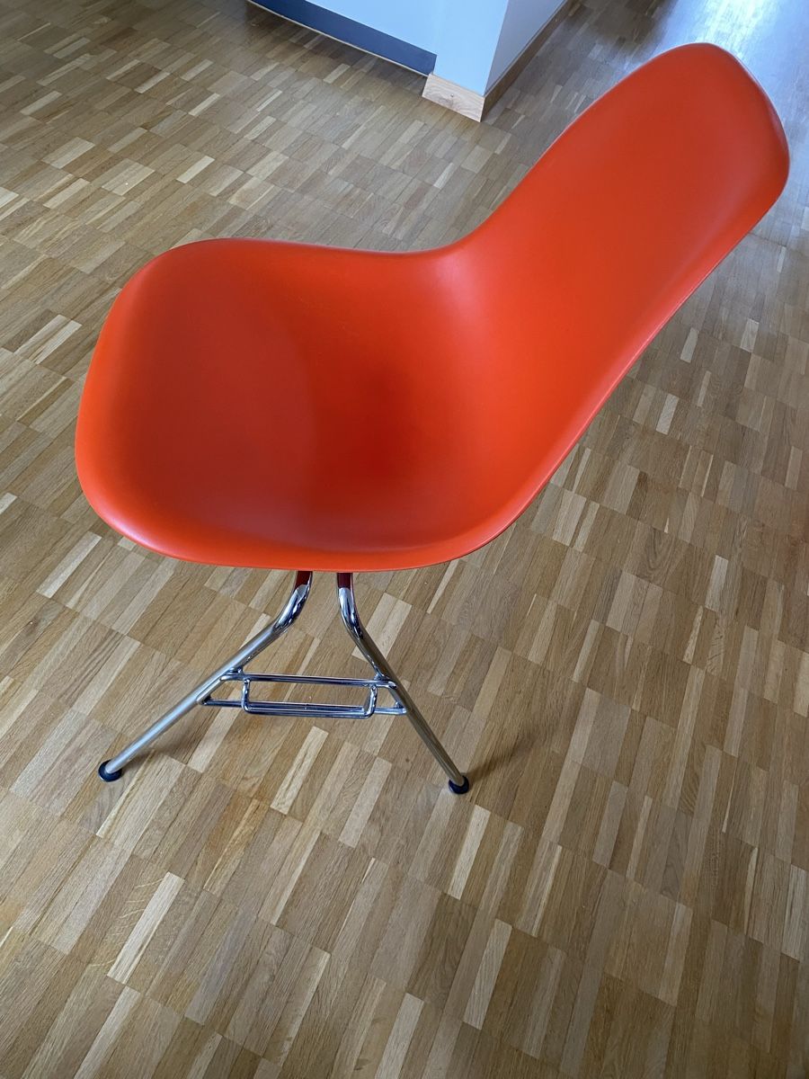 Vitra Sedie: Vitra Eames Plastic Chair Orange DSS Charles & Ray Eames – Usato da St. Gallen venduto da sunmoonwalker 2