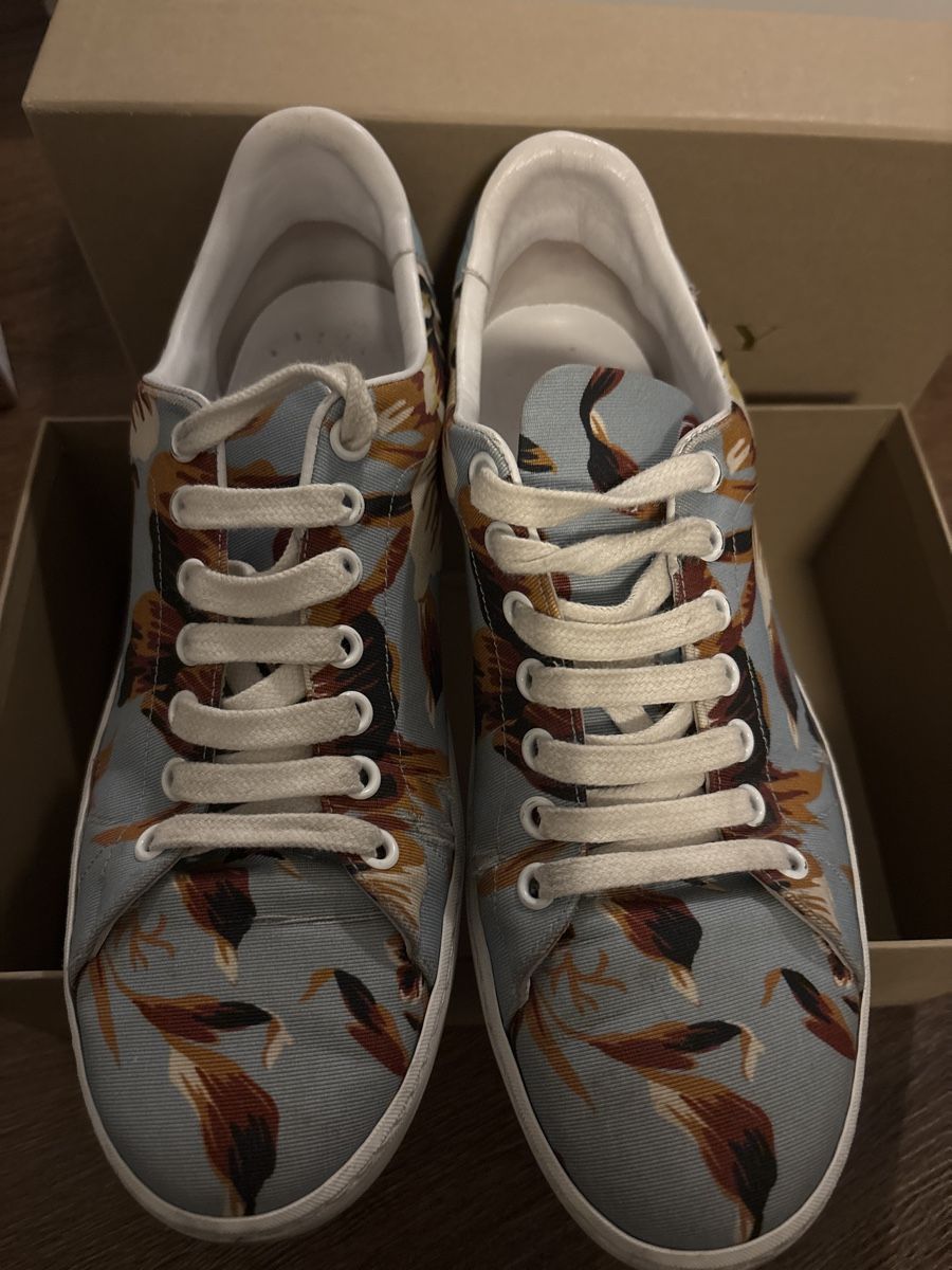 Burberry Damenschuhe: Burberry Sneaker blau mit Blumen Gr. 39 1/2 – Gebraucht aus Zürich von J.aeb 1