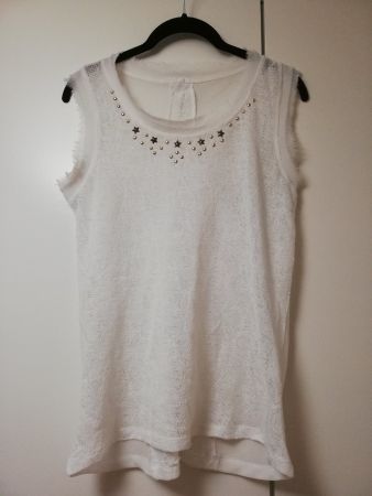 Top estivo bianco elegante con stelle dorate