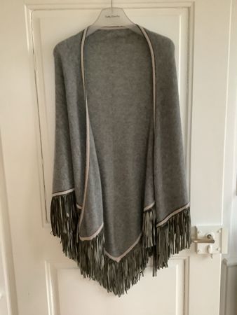 Antonia Zander Triangolo Cape 100% Kaschmir mit Lederfransen