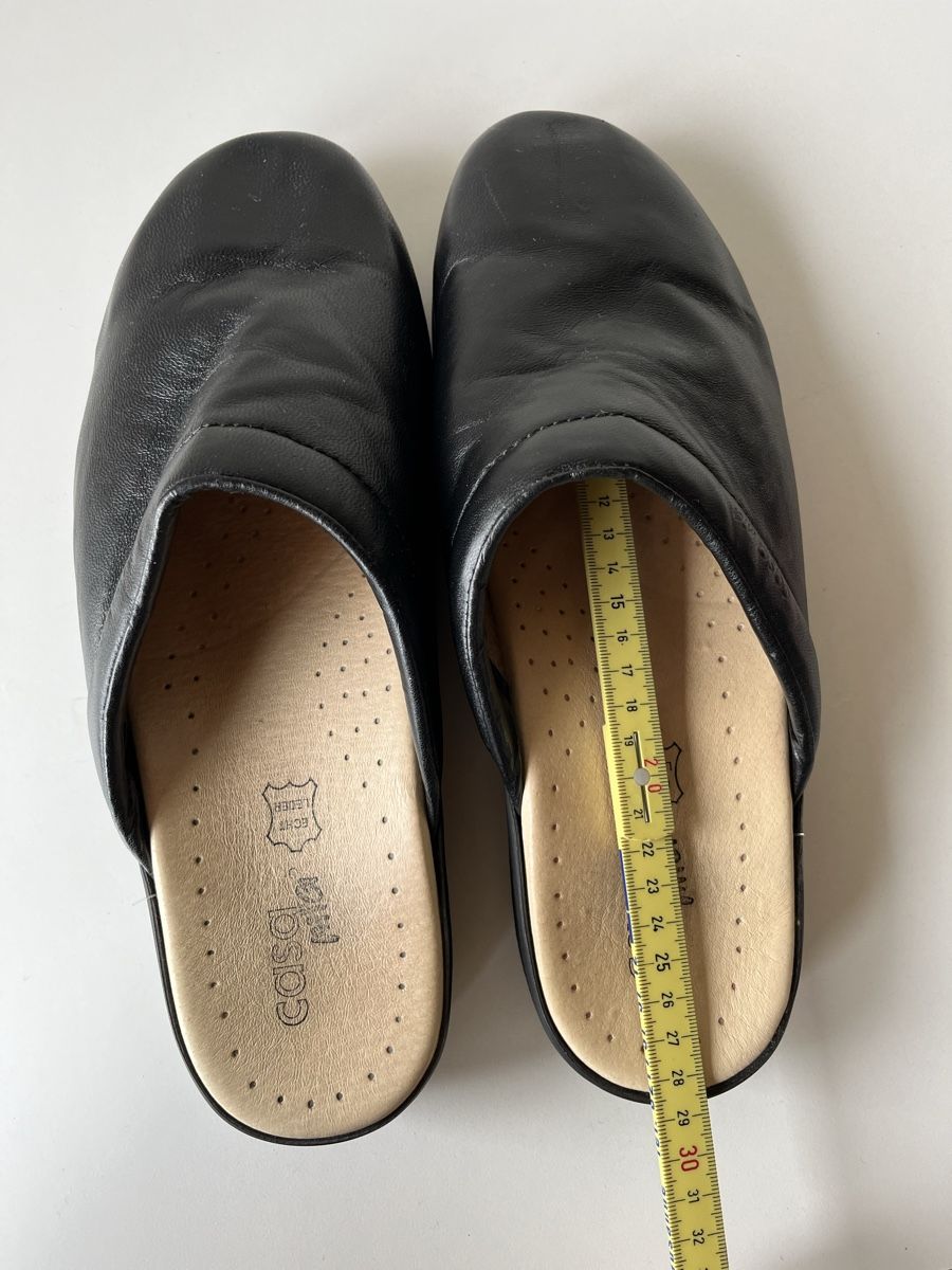 Scarpe da uomo: Hausschuhe aus Leder Grösse 44 – Usato da Ins venduto da Baj 1