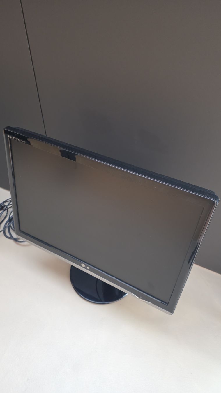 LG Monitor: 2 Bildschirme LG und terra – Usato da Nidau venduto da Inoxshop