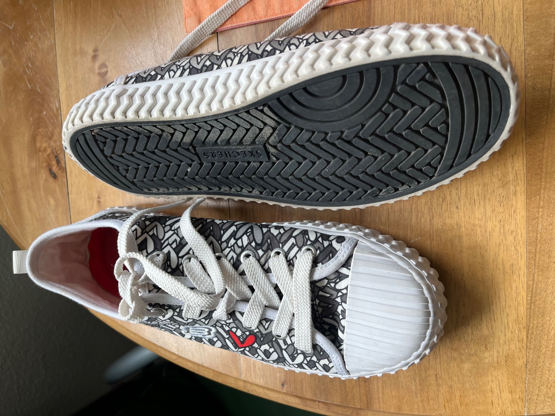 Skechers Scarpe da donna: Skechers Schwarz-Weiss – Usato da Zürich venduto da pizzobeatrice 2