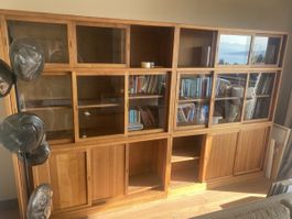 Ein hochwertige Massivholz-Regal / Bücherregale – mit Glas
