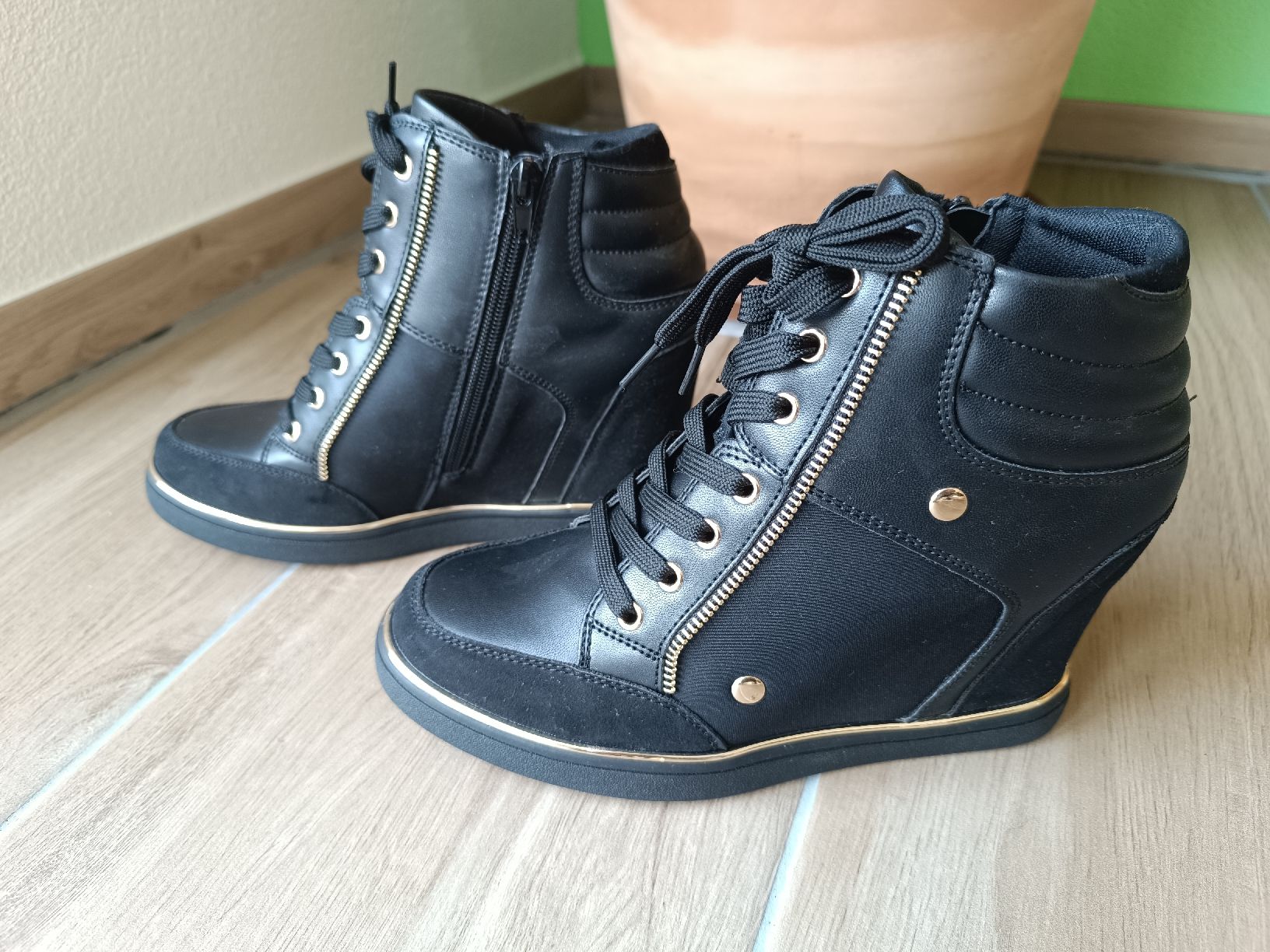 Damenschuhe: Stiefeletten schwarz mit Keilabsatz – Gebraucht aus Wolfwil von SecondOwner 4