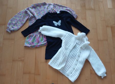2 Kleider Mädchen und Strickjacke Gr.110-116