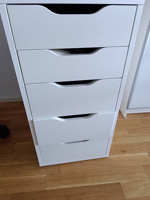 Regale: Korpus – Gebraucht aus Kriens von smrcius 1