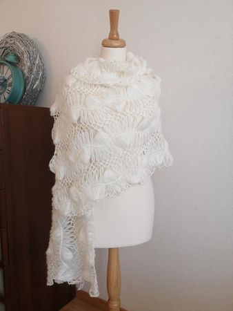 Neu! Schal gehäkelt. Farbe Elfenbein.