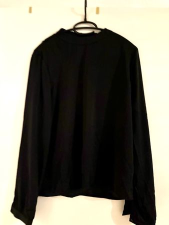 Elegante, schwarze Bluse mit offenem Rücken in V-Form