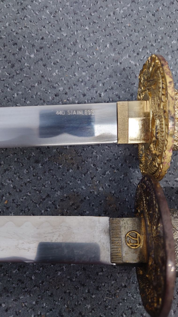 Altre raccolte & rarità: 2 Dekorative Samurai Schwerter mit Ständer – Usato da St. Gallen venduto da Second-Life 5