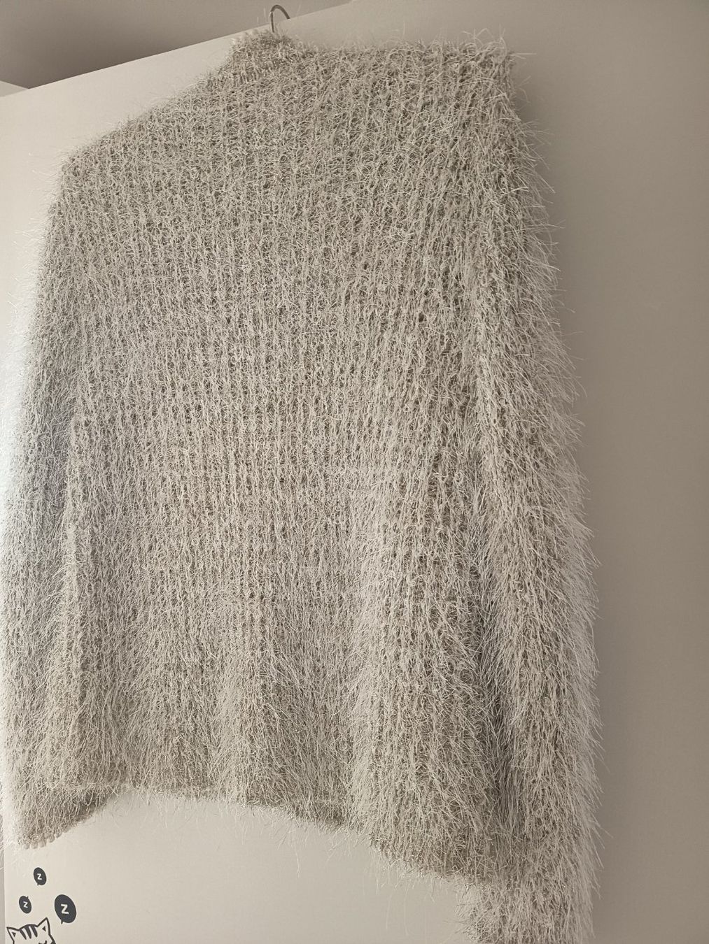 Giacche: Flauschige Strickjacke mit Perlen hellgrau mit siberfäden L – Nuovo (secondo la descrizione) da Rümlang venduto da Cat-Judy 5
