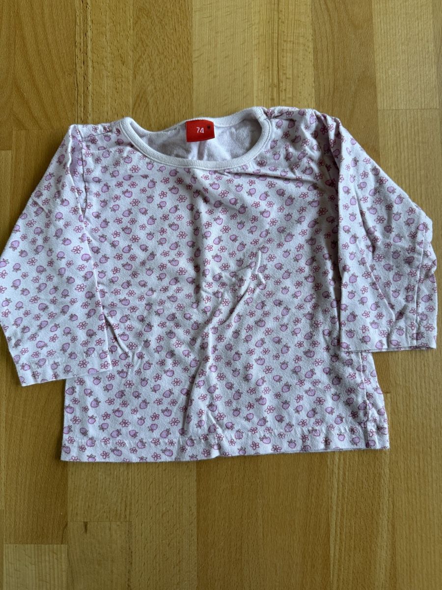 Pullover & Sweatshirts: Pullover Erdbeere Grösse 74 – Gebraucht aus Pragg-Jenaz von gobrist