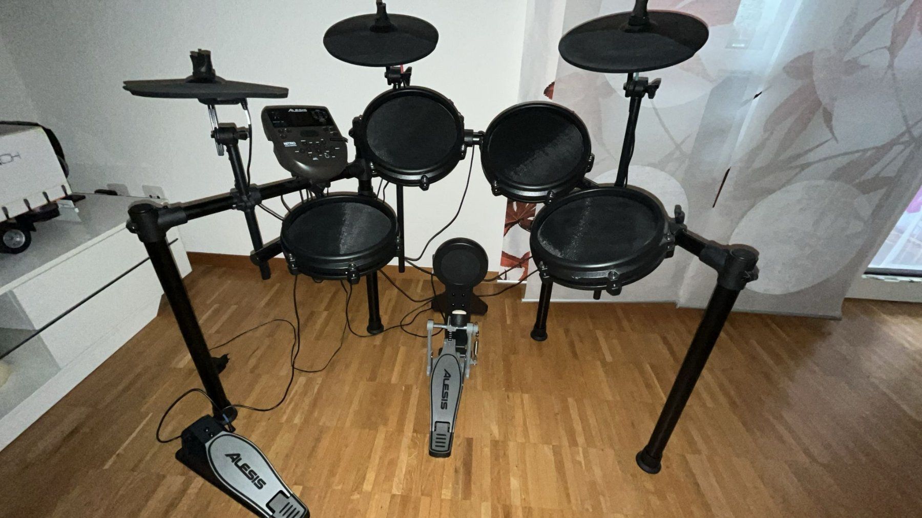Alesis Strumenti musicali: E-Schlagzeug Alesis Nitro Mesh Kit E-Drum + Double Pedal NEU – Nuovo (secondo la descrizione) da Effretikon venduto da DEINE_HobbyWerkstatt 3