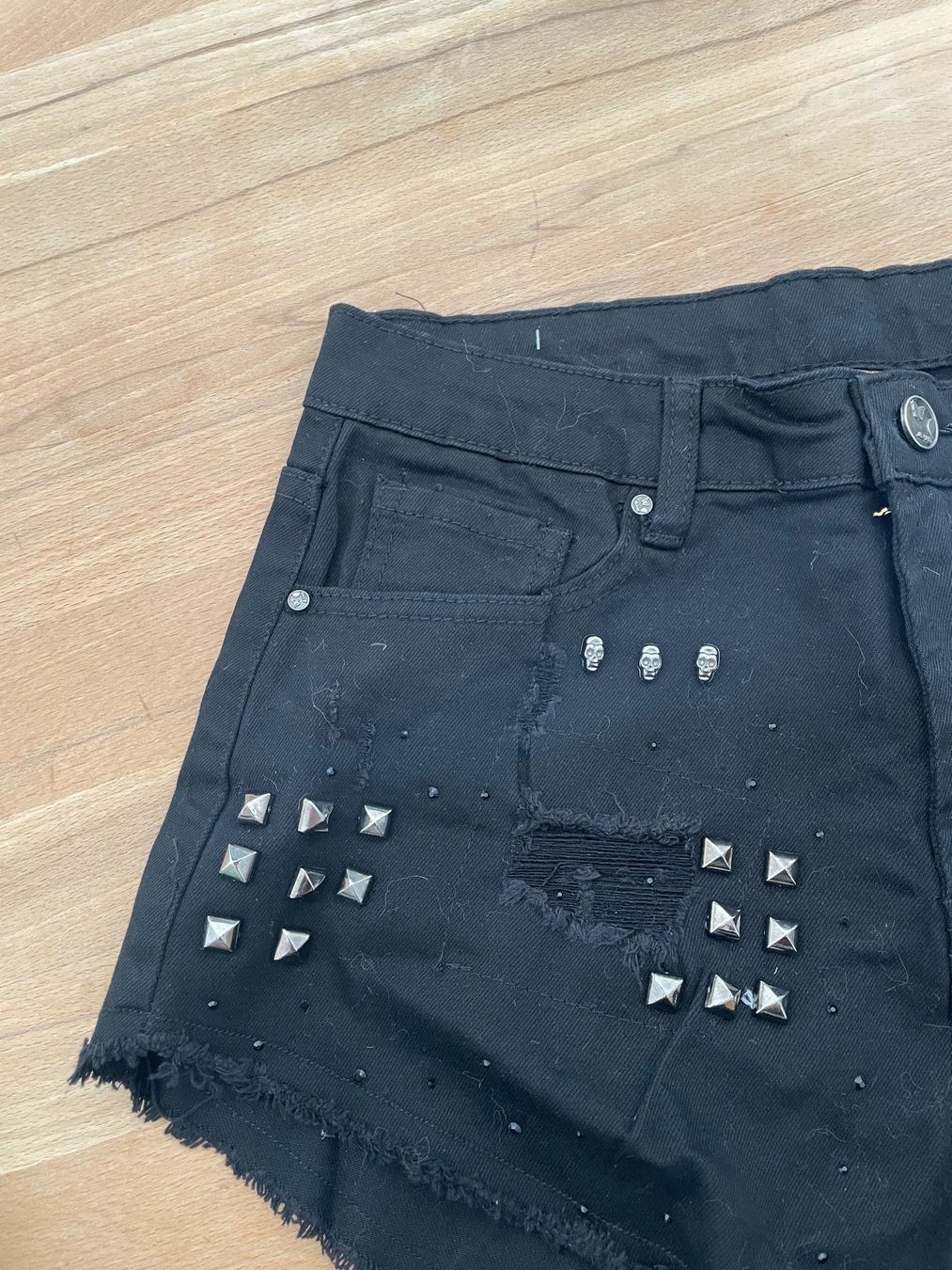 Pantaloni: Short Noir Clouté Rock Déchiré – Usato da Sion venduto da Mazarine_ 1