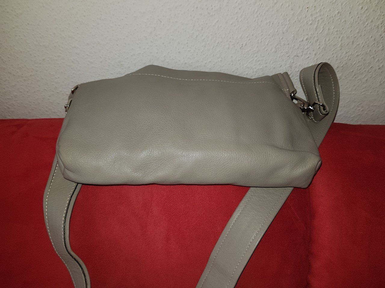 Borse da donna: Klein Basel Leder Handtasche/Umhängetasche – Usato da Basel venduto da chien008 5