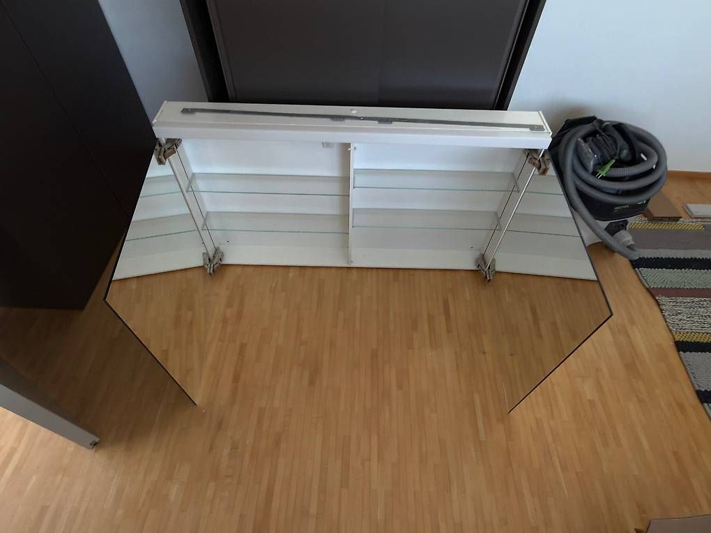 Alterna Armadietti a specchio: Spiegelschrank mit LED-Beleuchtung – Usato da Wettingen venduto da mjs_wcm5 1