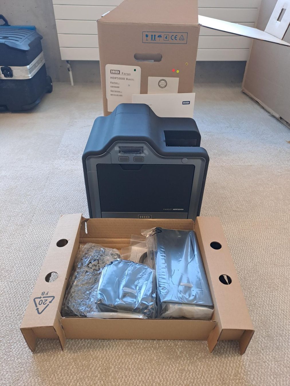 Stampanti: HID FARGO HDP5000 ID-Karten-Drucker – Nuovo e nell'imballaggio originale da Muttenz venduto da Convergint-Schweiz