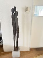 Grosse Skulptur Eisen auf Sandstein