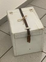 Antike Holzkiste, mit Deckel und Lederriemen