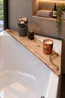 Badewannenablage aus einem Altholzbrett