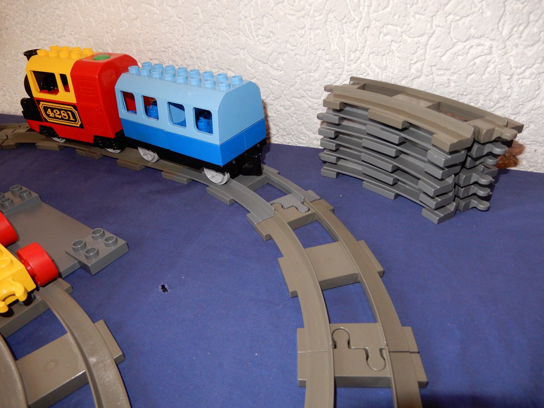 Lego Kit di costruzioni: DUPLO Eisenbahn mit E-Lok 5135, Bahnhof, Schiebezug, Auto – Usato da Senèdes venduto da tintinette43 5