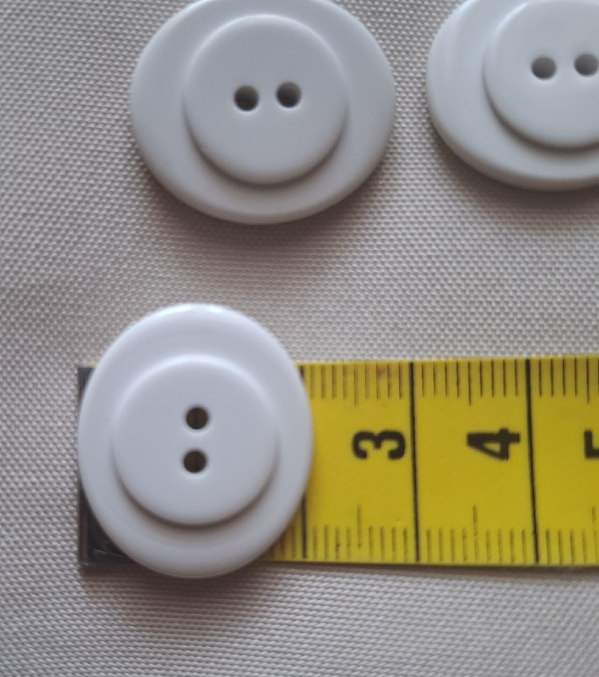 Knöpfe: 9 Knöpfe eierschalenfarbe, oval – Neu (gemäss Beschreibung) aus Dietikon von Hirschkopf 5