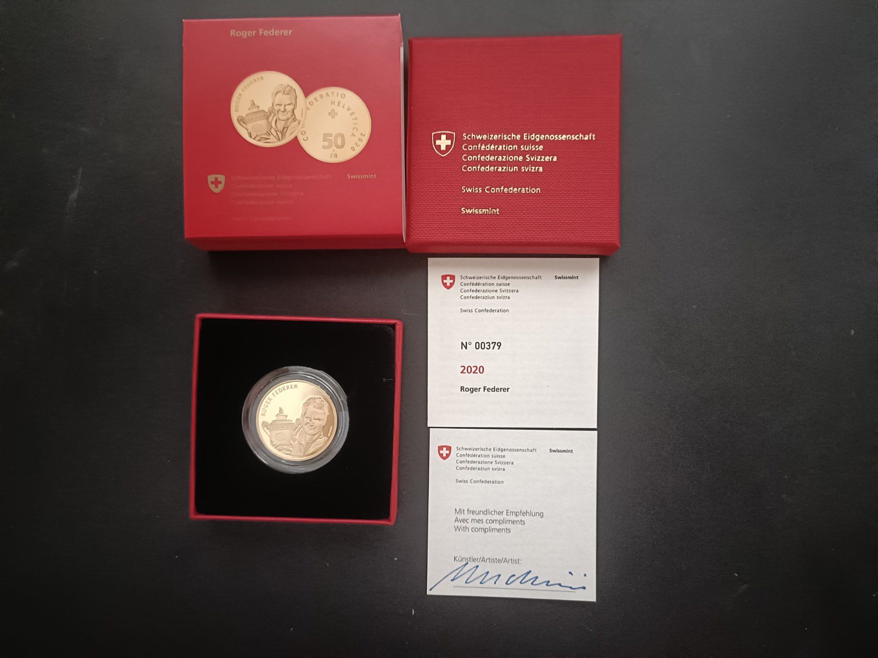 Tutti le monete: 50 CHF Gold Roger Federer mit Signatur – Nuovo e nell'imballaggio originale da Escholzmatt venduto da Lagano