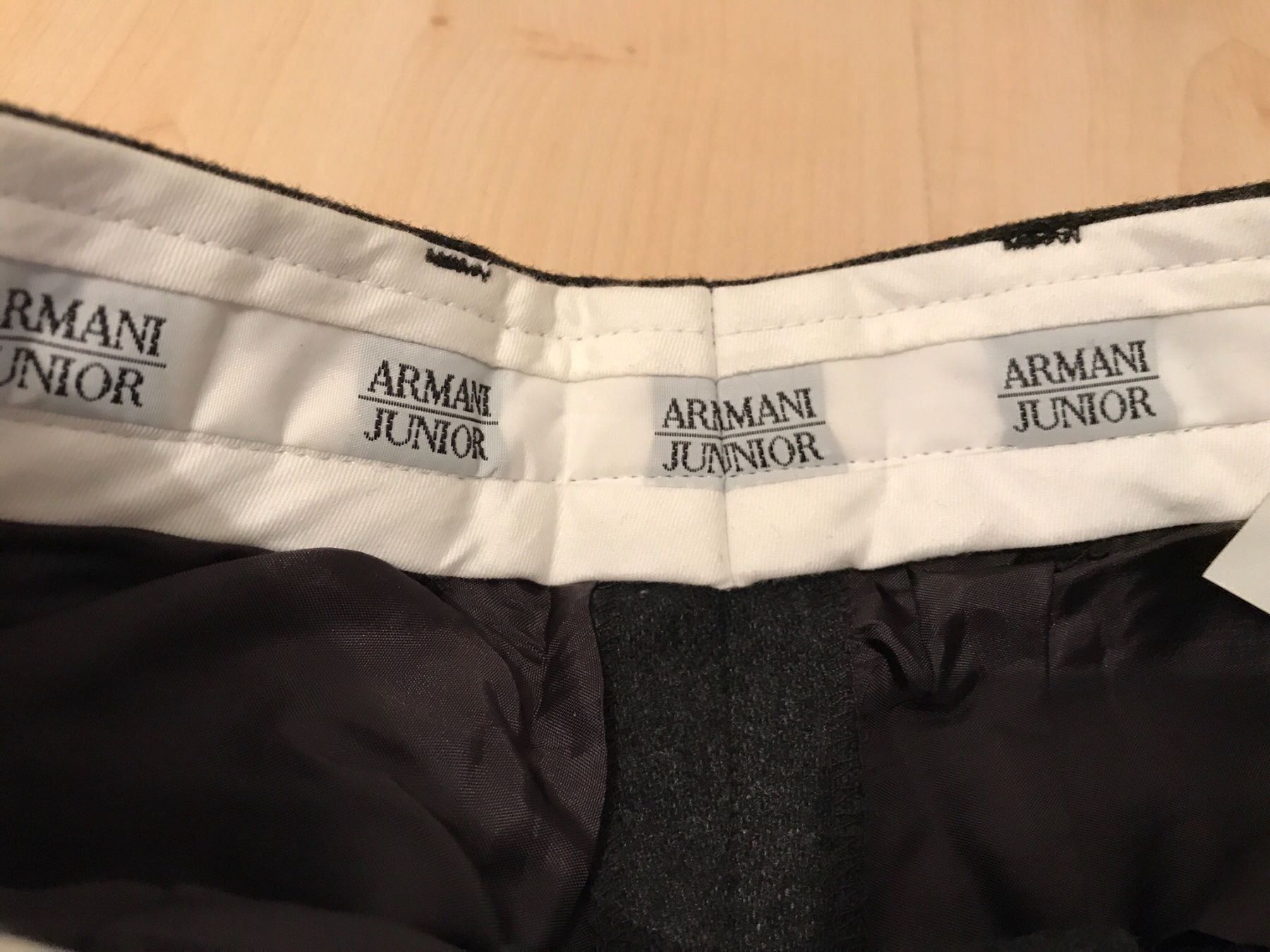 Armani Pantaloni: Armani Junior Hose, Grösse 24, neu – Nuovo (secondo la descrizione) da Wilderswil venduto da Renaissance1 3