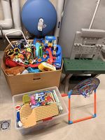 Ganz viele Spielsachen (Autos, Werkbank, Spieltafel etc.)