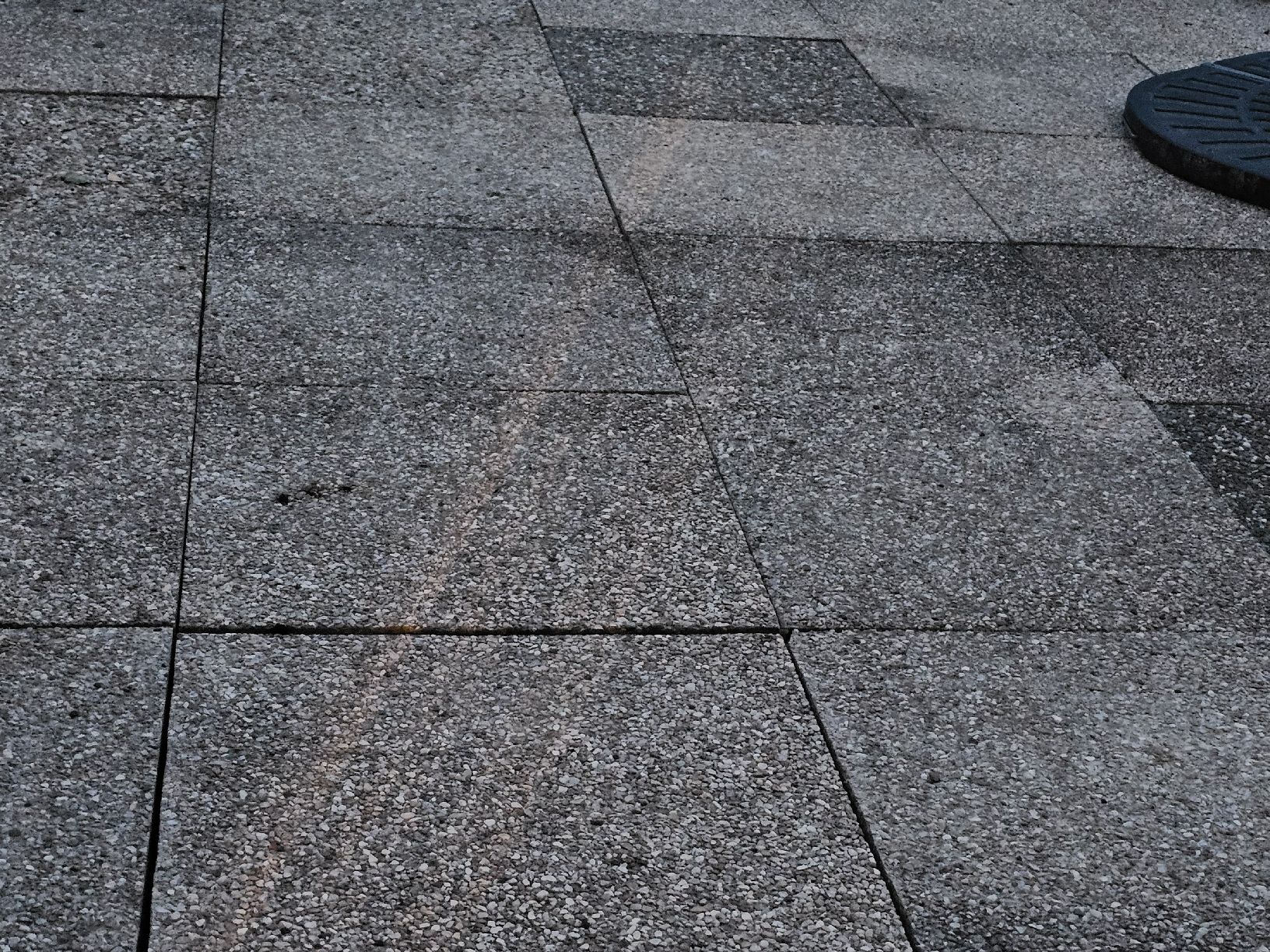 Rivestimenti per pavimenti: Dalles de terrasse en béton gravillonné – Usato da Fribourg venduto da gio_m5kp