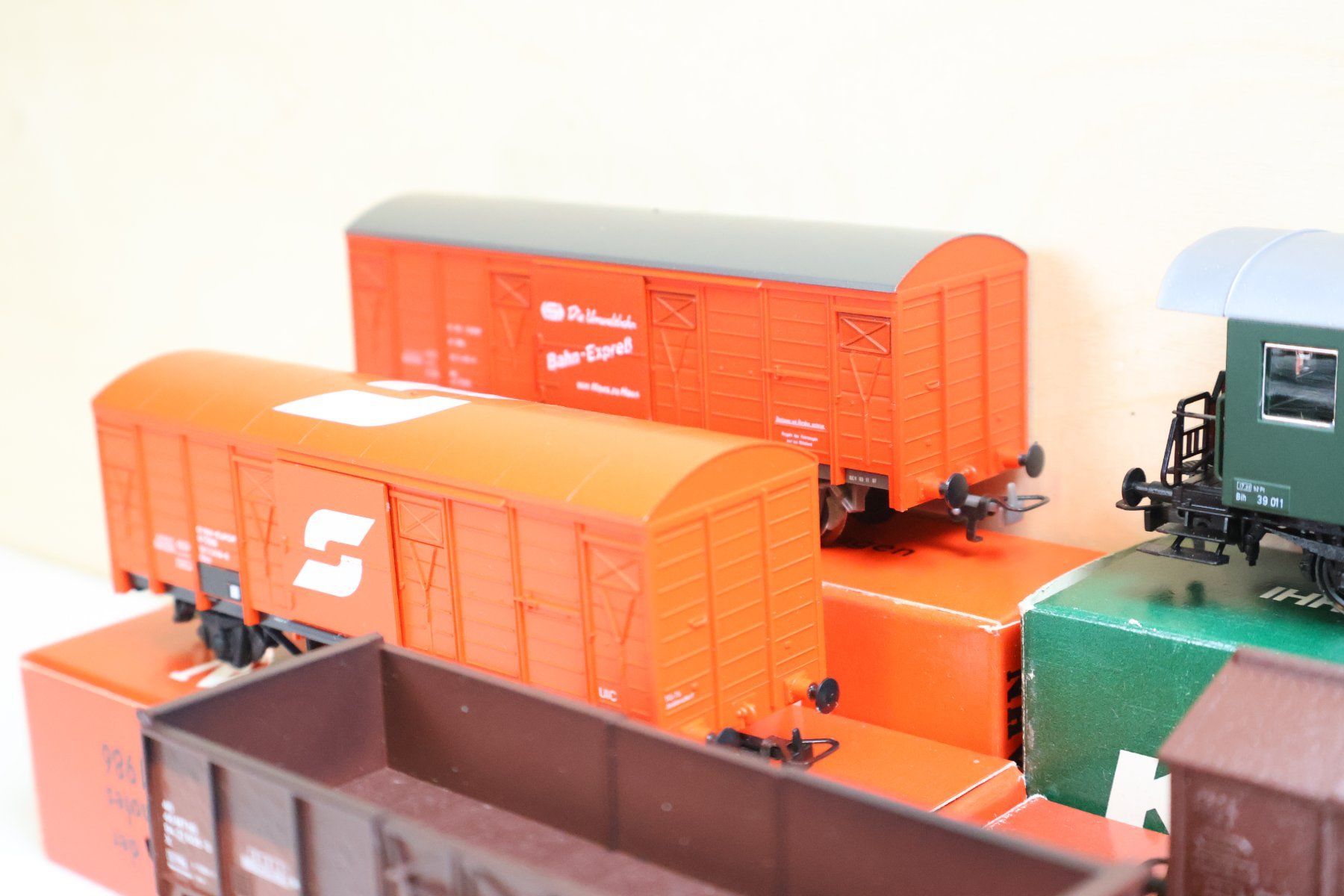 Kleinbahn Modelleisenbahnen: Klein Modellbahn 5 x Wagen H0 - schöne Modelle – Gebraucht aus Winterthur von Monstera 5