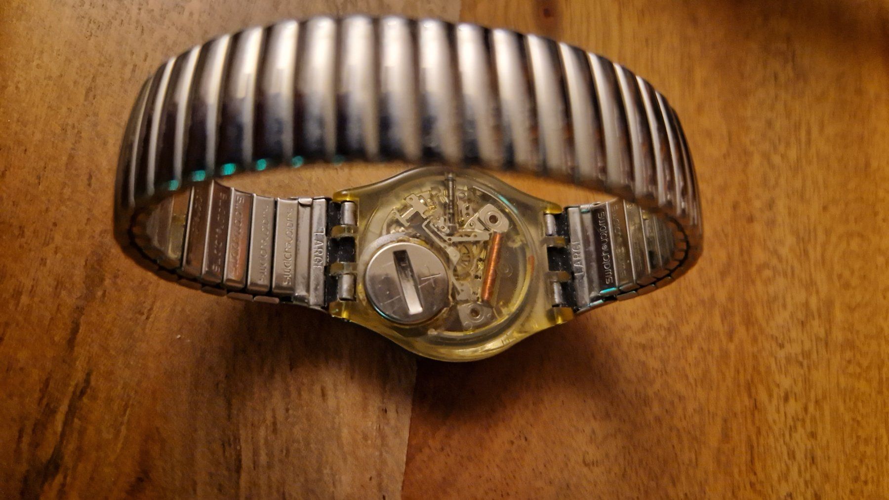 Swatch Uhren: Silberfarbene SWATCH mit elast. Metallarmband/neue Batterie – Gebraucht aus Oberengstringen von Asteroid56 2