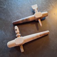 2x rustikaler, antiker Zapfhahn aus Holz, Vintage