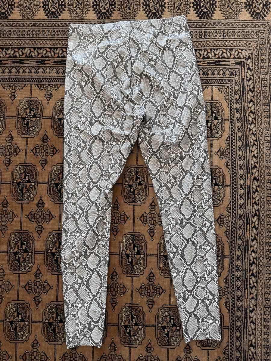 H&M Leggings: Gothic H&M Leggings mit Schlangenmuster, Grösse M – Usato da Locarno venduto da Ery02