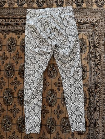 Gothic H&M Leggings mit Schlangenmuster, Grösse M