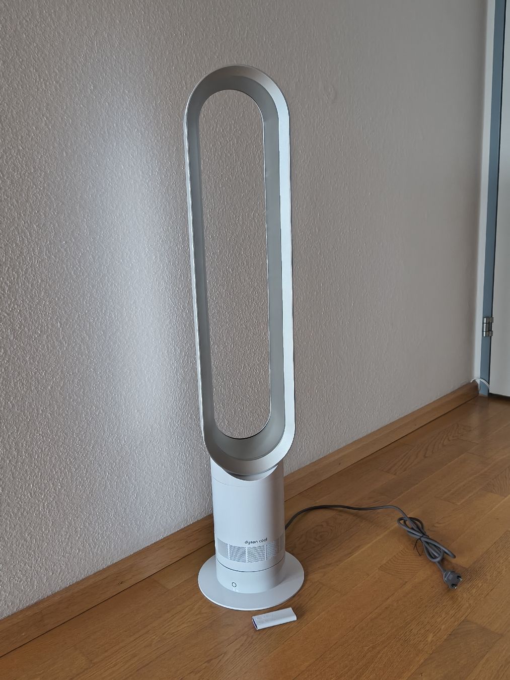 Dyson Ventilatori: Dyson AM07 Standventilator (23 Mte Garantie) – Nuovo (secondo la descrizione) da Münchenstein venduto da Rychenys