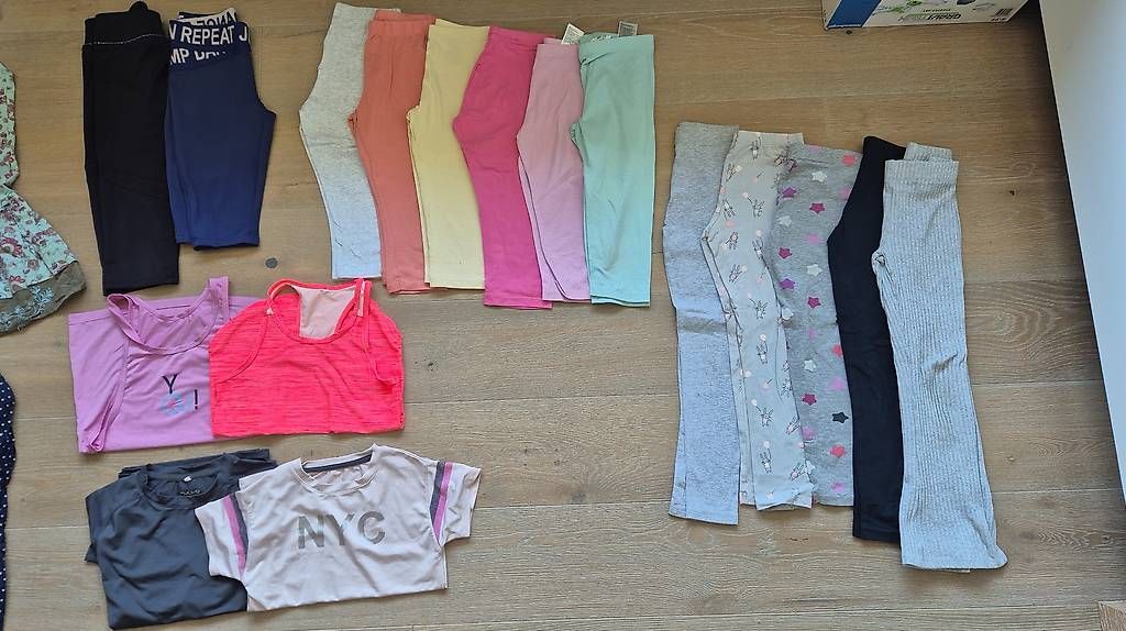 Lotti & Set di vestiti: Diverse Kleider Gr. 122/128 – Usato da Hagneck venduto da Excite3 1