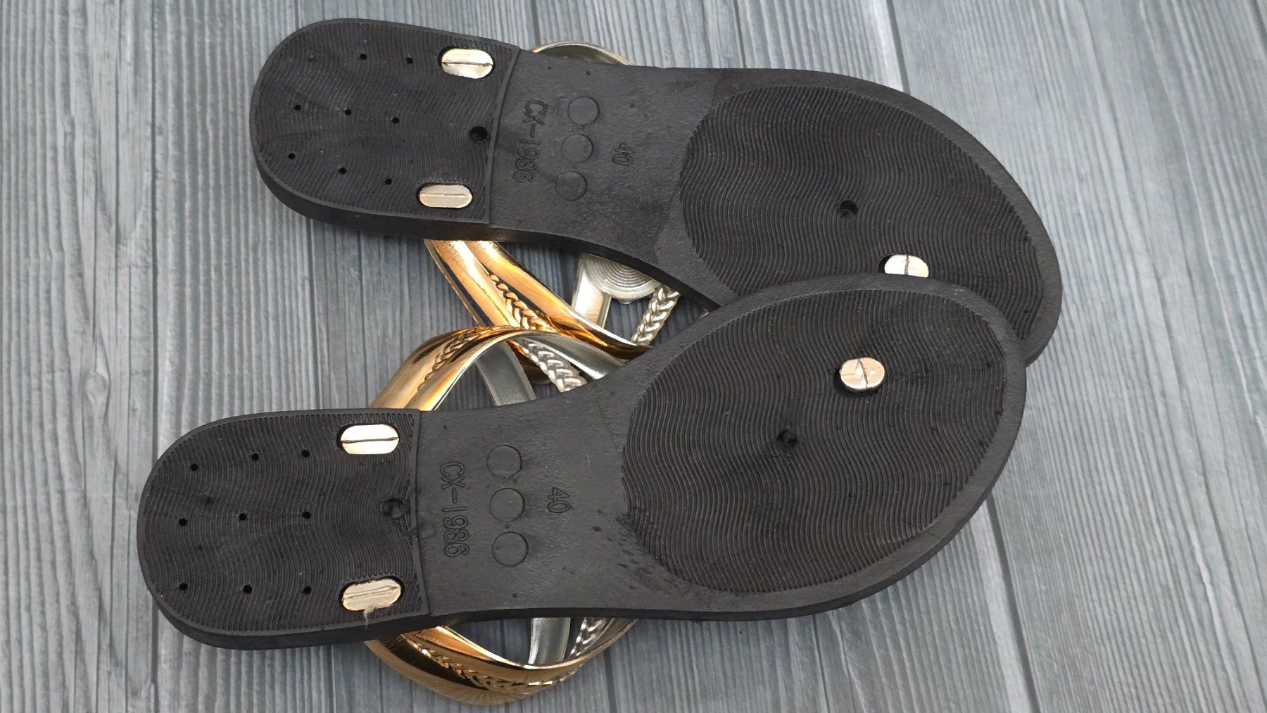 Damenschuhe: Zehentrenner - 40 - Sandalen mit Schmucksteinen – Neu (gemäss Beschreibung) aus Thalwil von VitaMini 3