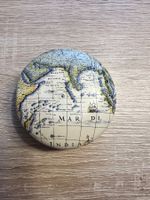 Vintage Reisewecker Deluxe Weltkarten-Design