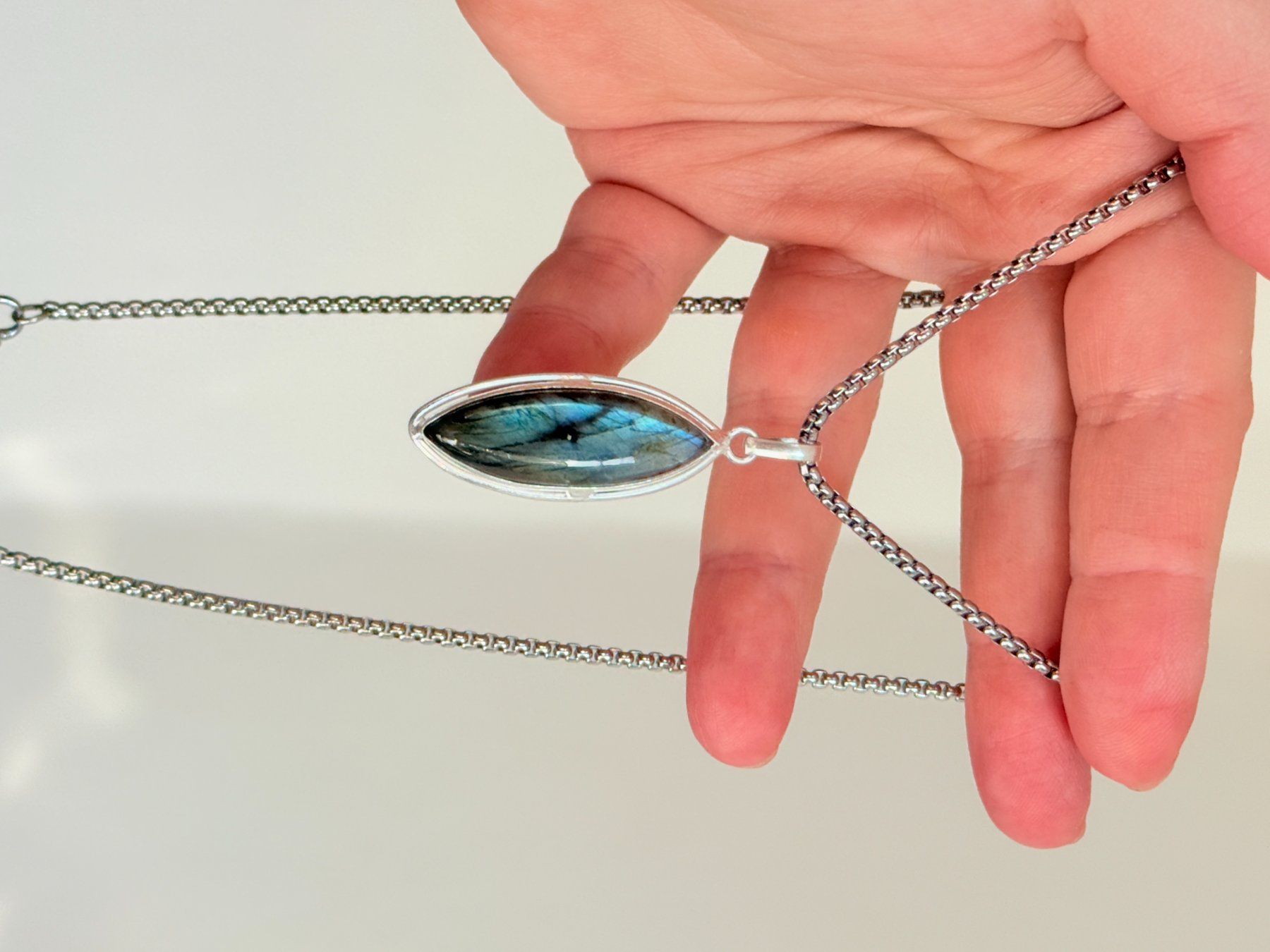 Catenine: Collier Labradorite neuf - Pierre de lune rare – Nuovo e nell'imballaggio originale da Genève venduto da AGBERG 6
