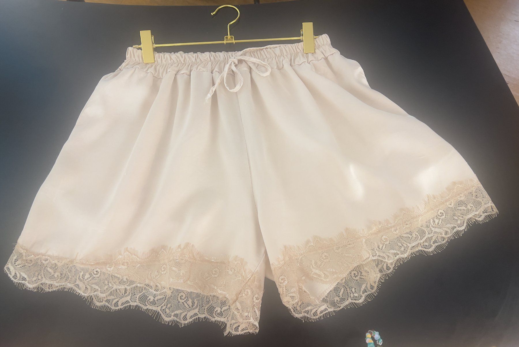 Hosen: Leichte Shorts mit Seide – Neu und originalverpackt aus Zürich von Naebeli
